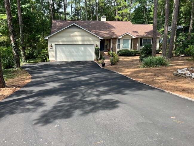 Building Photo - 722 Chelsea Dr