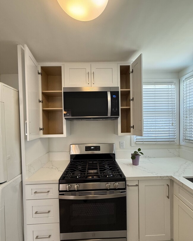 Foto del edificio - 1721 N Glenoaks Blvd