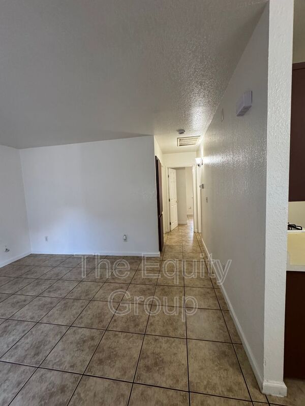 Building Photo - 1423 E Douglas Ave