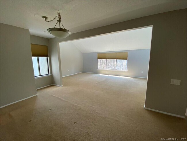 Foto del edificio - 7 Redwood Ln