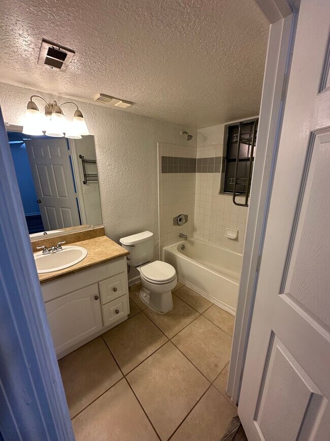 Building Photo - 1 Bed 1 Bath Condo in Gated Community in Ponte Vedra with Lanai. Pet Friendly. 1st Floor NOW OFFE...