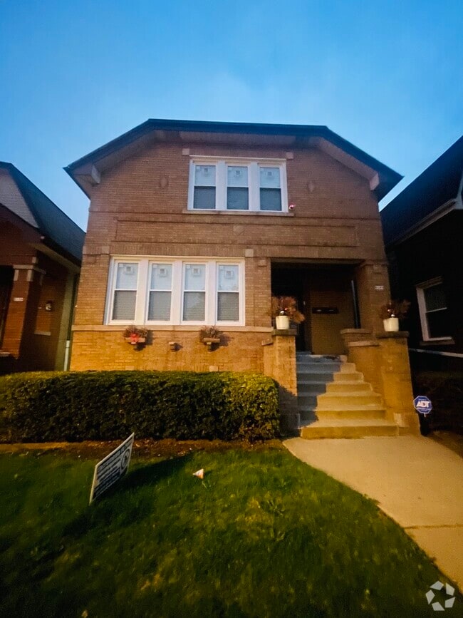 Building Photo - 5133 W Wrightwood Ave