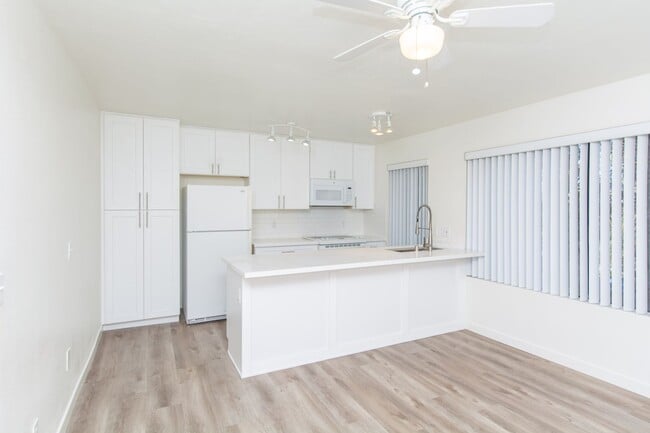 Building Photo - On Sail Bay in Pacific Beach! Updated 2 Be...