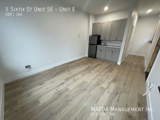 Photo du bâtiment - PRIME BACHELOR DOWNTOWN CHATHAM! INCLUSIVE!