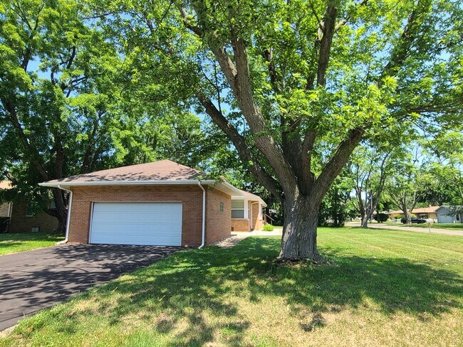 Foto del edificio - Spacious 4-Bed, 2-Bath Updated Home in Ben...