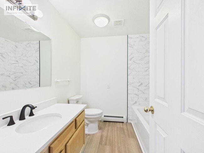 Building Photo - Renovated Condo - 3 Bedroom/2 Bath