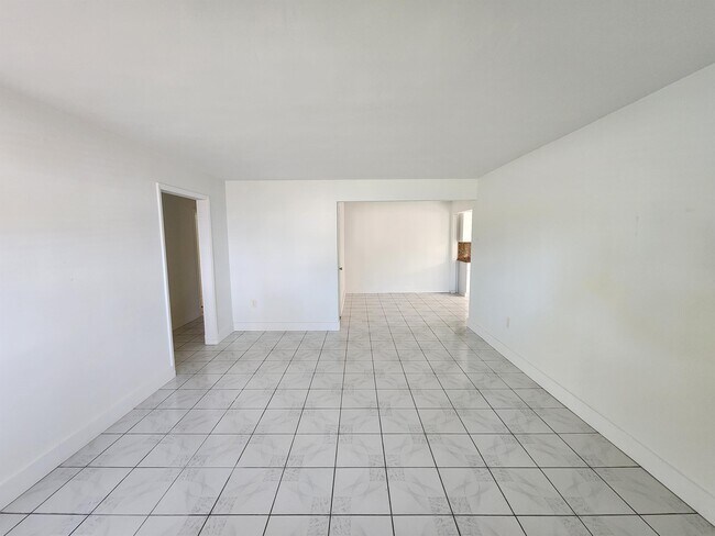 Foto del edificio - 360 NW 119th St