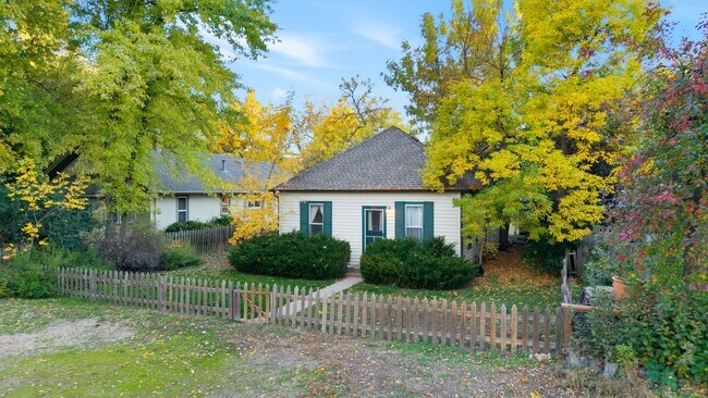 Foto del edificio - Charming house for rent, with laundry machines included and fenced yard.