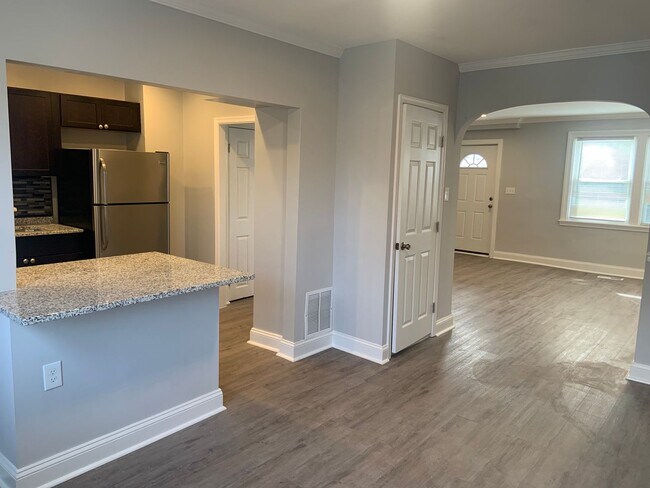 Building Photo - West Baltimore 4 Bedroom 1.5 Bathroom Town...
