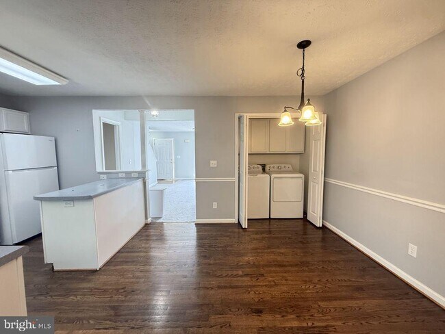 Building Photo - 301 Sutton Ct