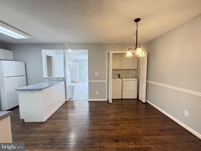 Foto del edificio - 301 Sutton Ct
