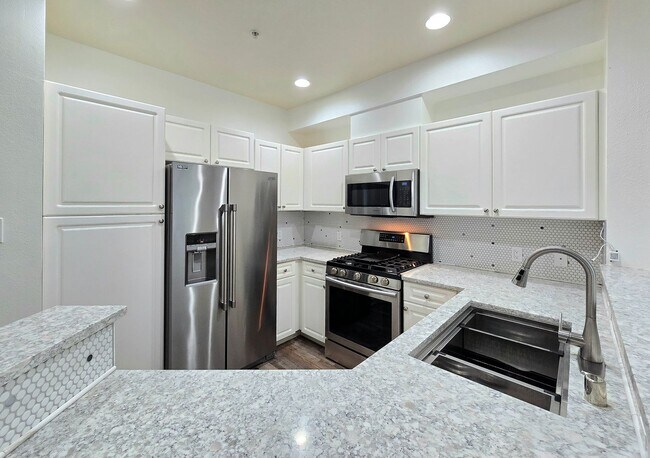 Building Photo - Condo in Gated Community 2 Bedroom Unit in...