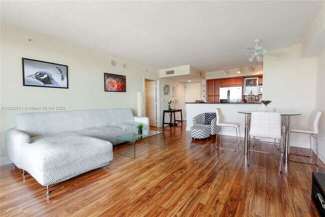 Foto del edificio - 3232 Coral Way