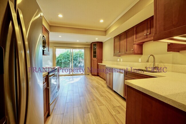Building Photo - Corner Unit Townhome with A/C!