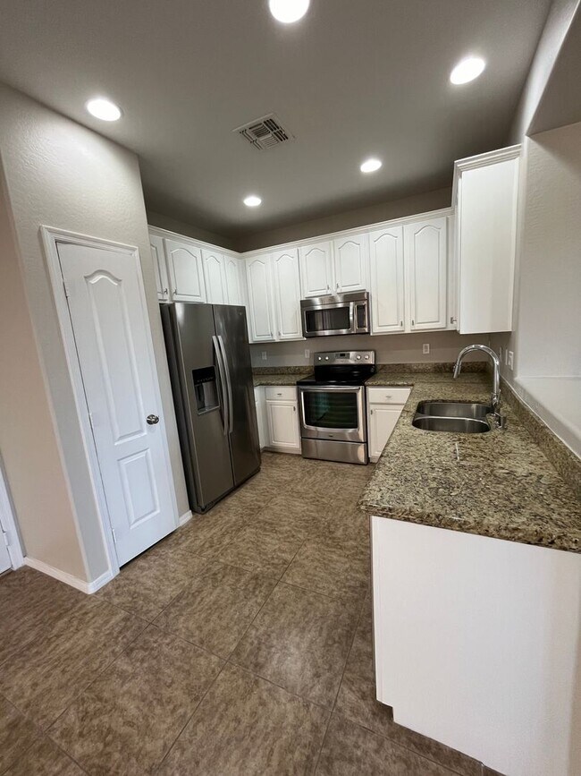 Foto del edificio - 7th Ave and Baseline. 3 bed, 2.5 bath, 2 c...