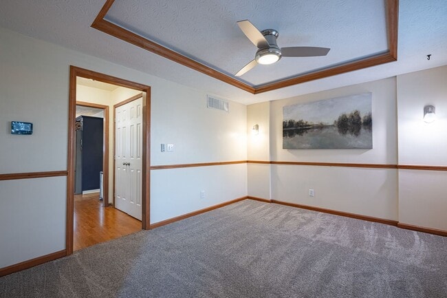 Building Photo - Immaculate 4 bed 3.5 bath w/2 offices, eat...