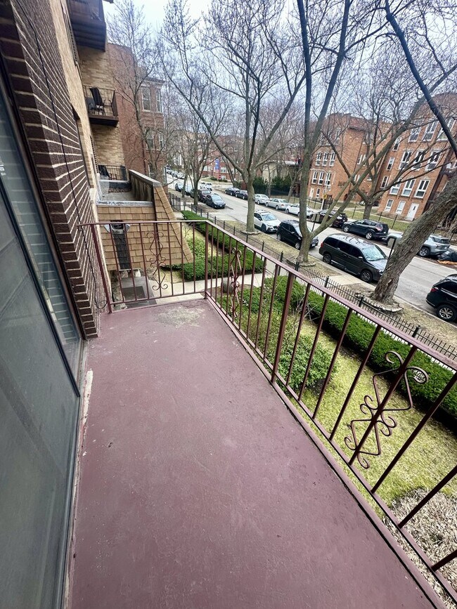 Building Photo - 1629 W Greenleaf Ave