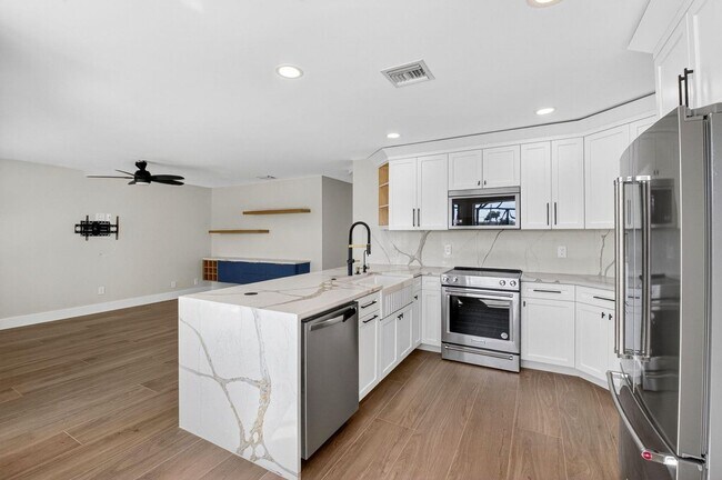 Building Photo - 7306 Spinnaker Bay Dr