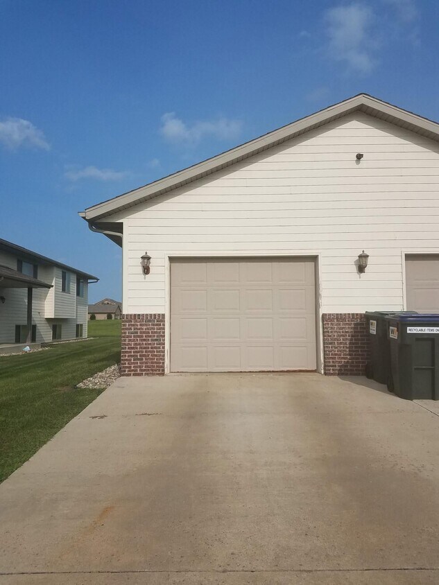Foto principal - 8200 S Hughes Ave