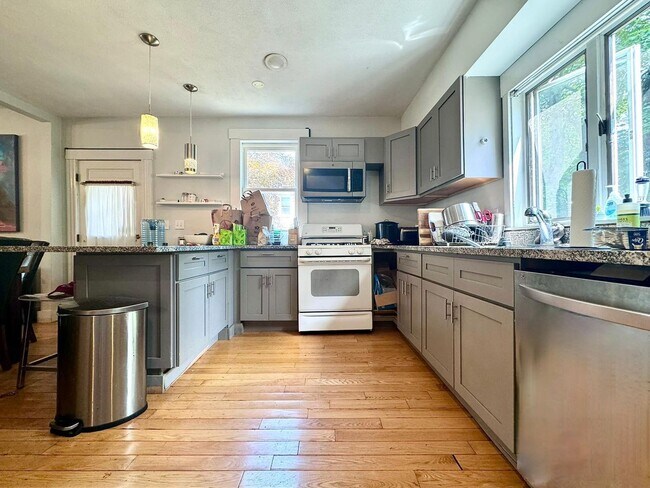 Foto del edificio - HOT NEWTON LISTING!!!