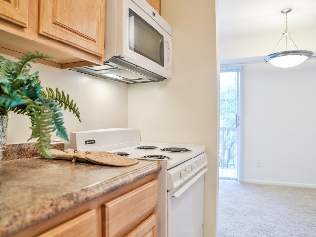 Easy access from kitchen to dining - Applegate