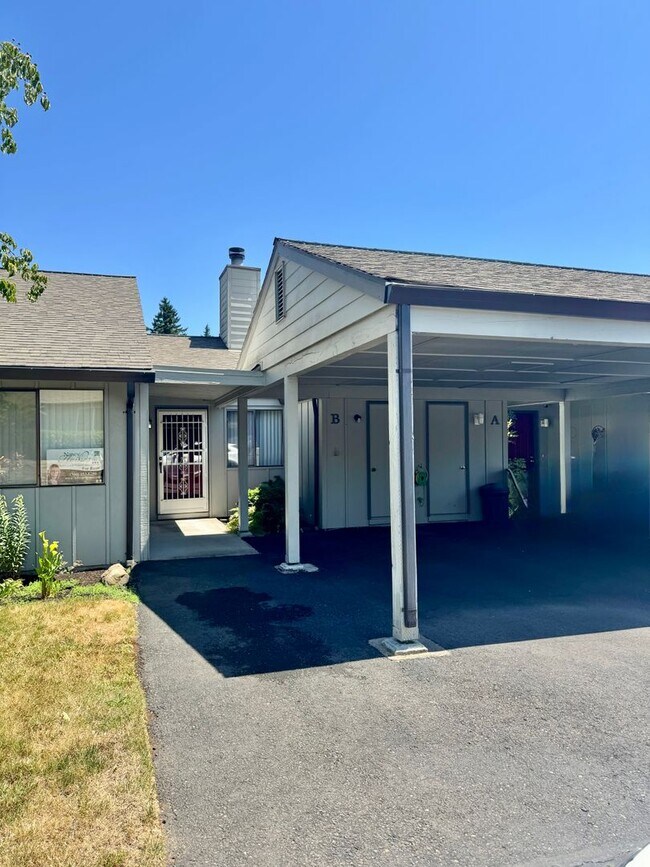 Foto del edificio - Salmon Creek Condo with Swim, hot tub and ...