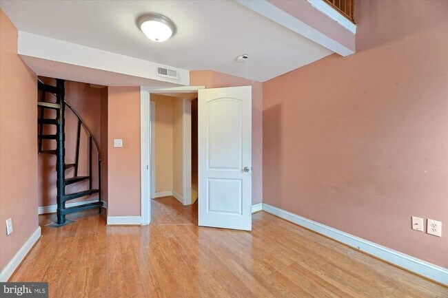 Building Photo - 1043 Hollins St