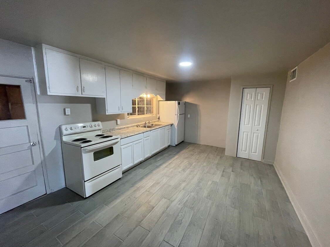 Photo - 302 W Irvington Rd (Tucson, AZ)