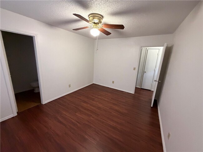 Building Photo - 2285 E Kantz Ln S