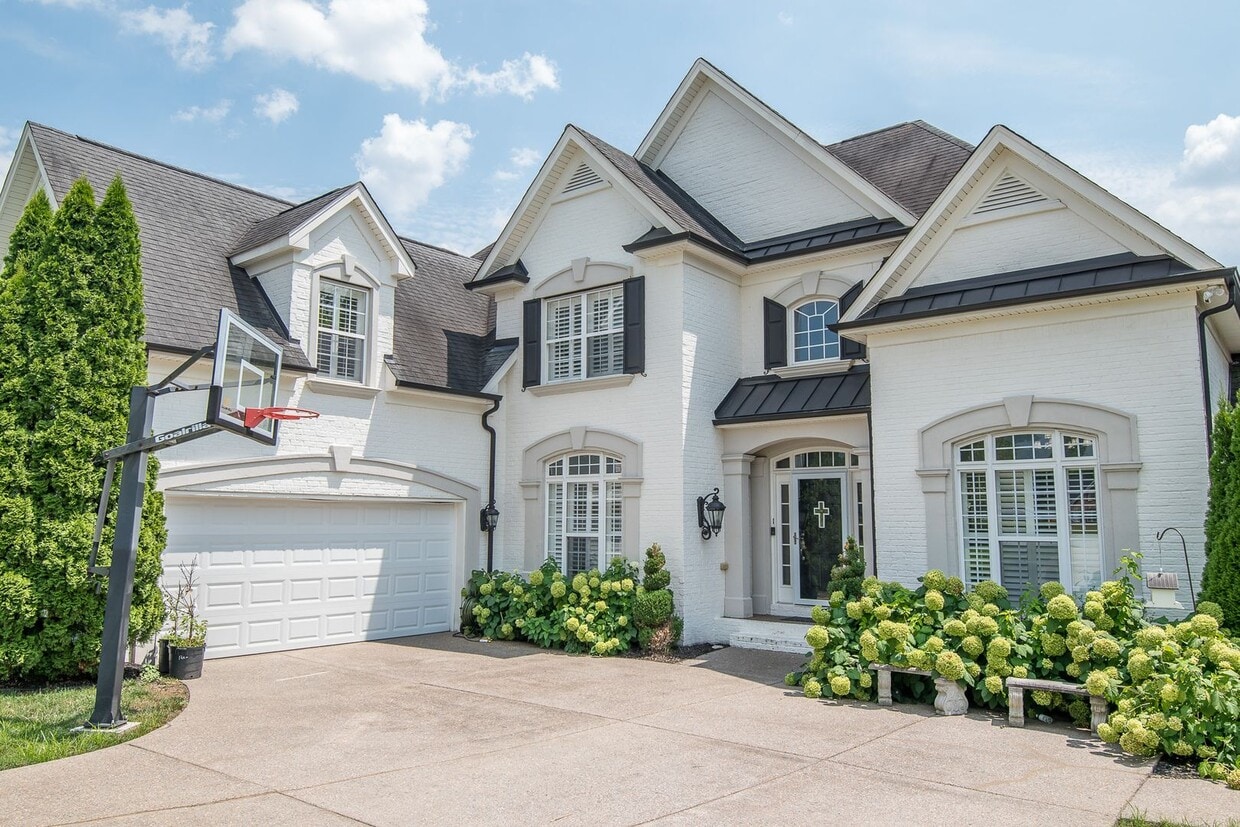 COMING SOON! Luxury Living w/ Pool In Bren... - Luxury Living w/ Pool In Brentwood!