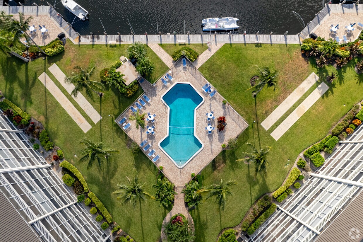 River House Towers Apartments in Deerfield Beach, FL