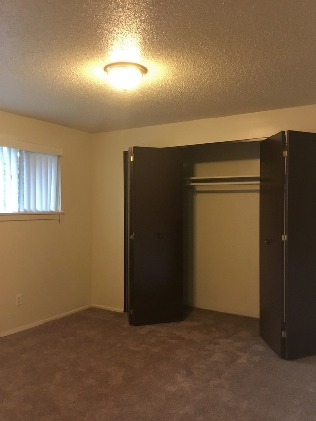 1 BED 1 BATH: BEDROOM/ CLOSET - Glendoveer Heights