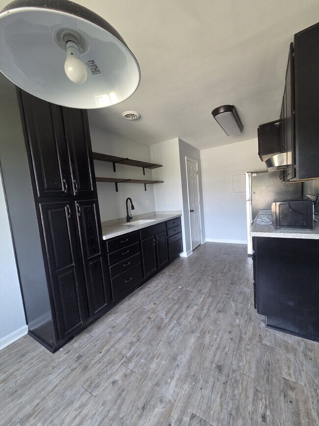 Foto del edificio - Cozy 1 Bedroom Retreat with Stylish LVP Flooring
