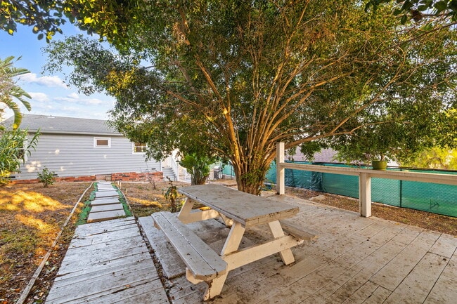 Building Photo - 1326 Dorcas St