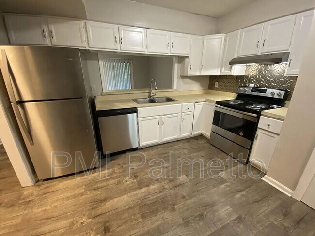 Foto del edificio - 33 Chestnut Ferry Rd