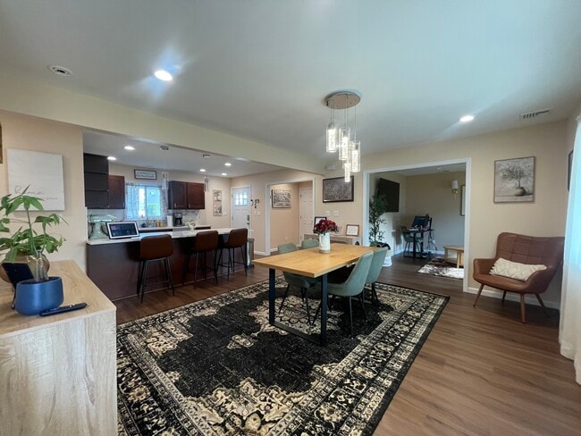 Building Photo - 11 Skylark Ln