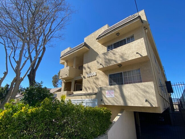 Building Photo - 10055 Samoa Ave
