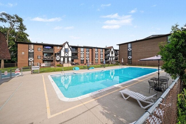 Building Photo - 13615 Royal Ct