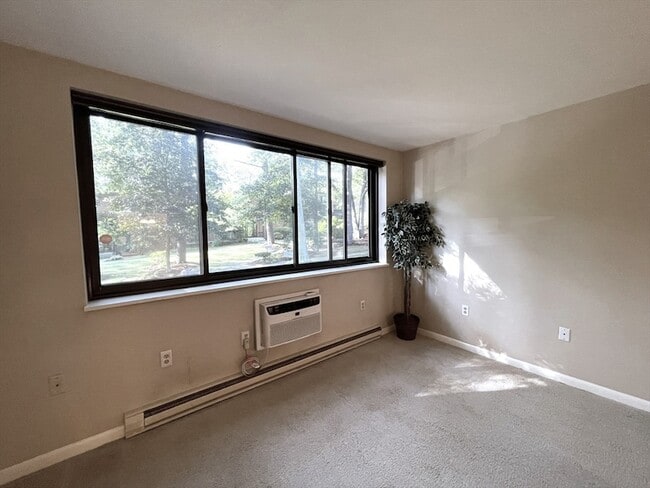 Foto del edificio - 1323 Worcester Rd