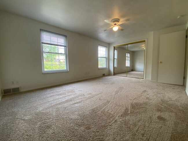 Building Photo - Spacious 2 Bedroom Townhouse at Chapel Place! Amazing Penn Hills Location! Call Today!
