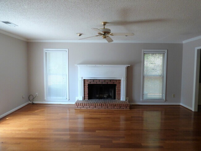 Foto del edificio - 704 Old Rocky Ridge Ln (Rocky Ridge Rd)
