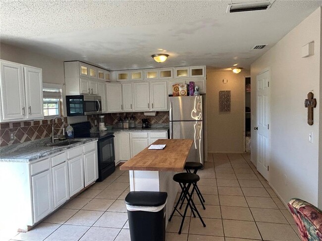 Building Photo - 430 N Hastings St