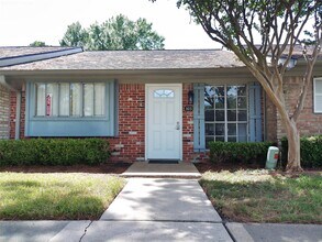 Building Photo - 1102 W Tri Oaks Ln