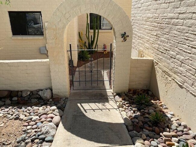 Building Photo - 5460 N Paseo Sonoyta