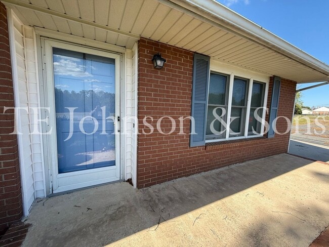 Foto del edificio - Three bedroom House with Large Lot in Country Setting