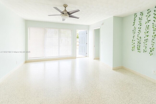 Foto del edificio - 2716 NE 32nd St