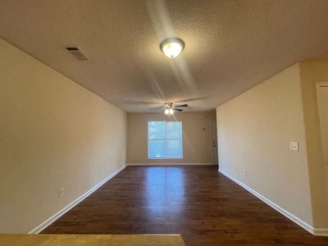 Foto del edificio - PRE-LEASING FOR AUGUST 2026 WITH 50% OFF D...