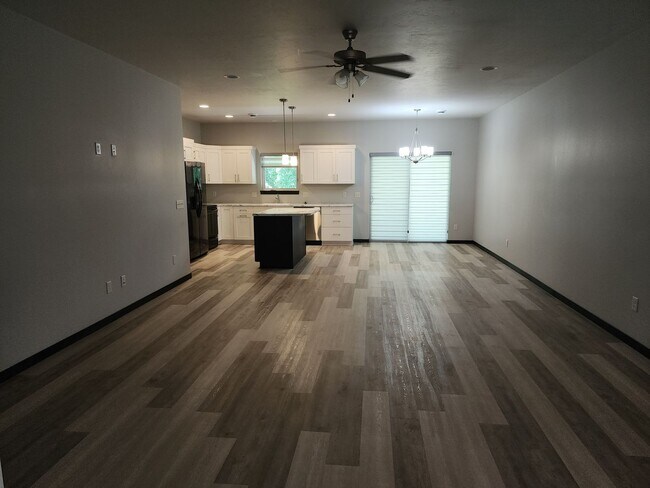 Foto del edificio - Three bedroom two bath w/ triple garage