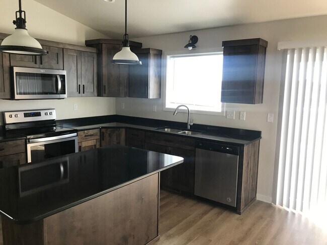 Foto del edificio - 4 Bed 2 Bath Single Family Home