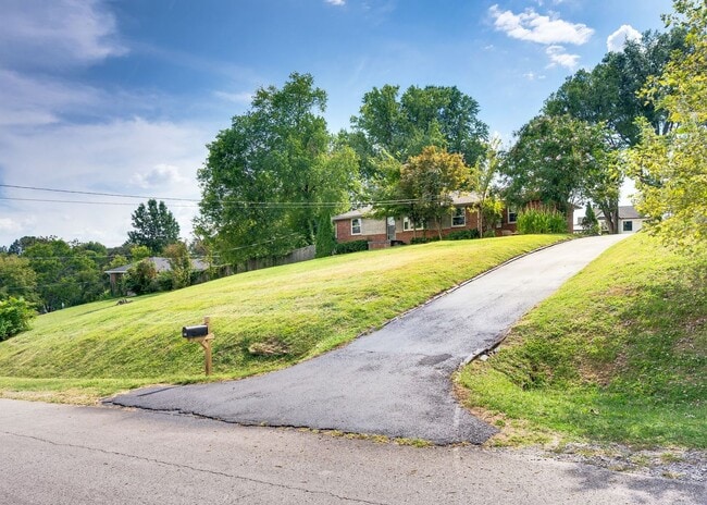 Building Photo - Beautifully Updated 3BR/1.5BA Home in Coveted Caldwell Hall!